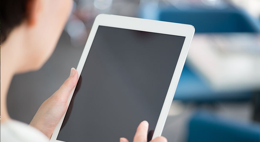 タブレット：軽量でタッチ操作に特化した端末