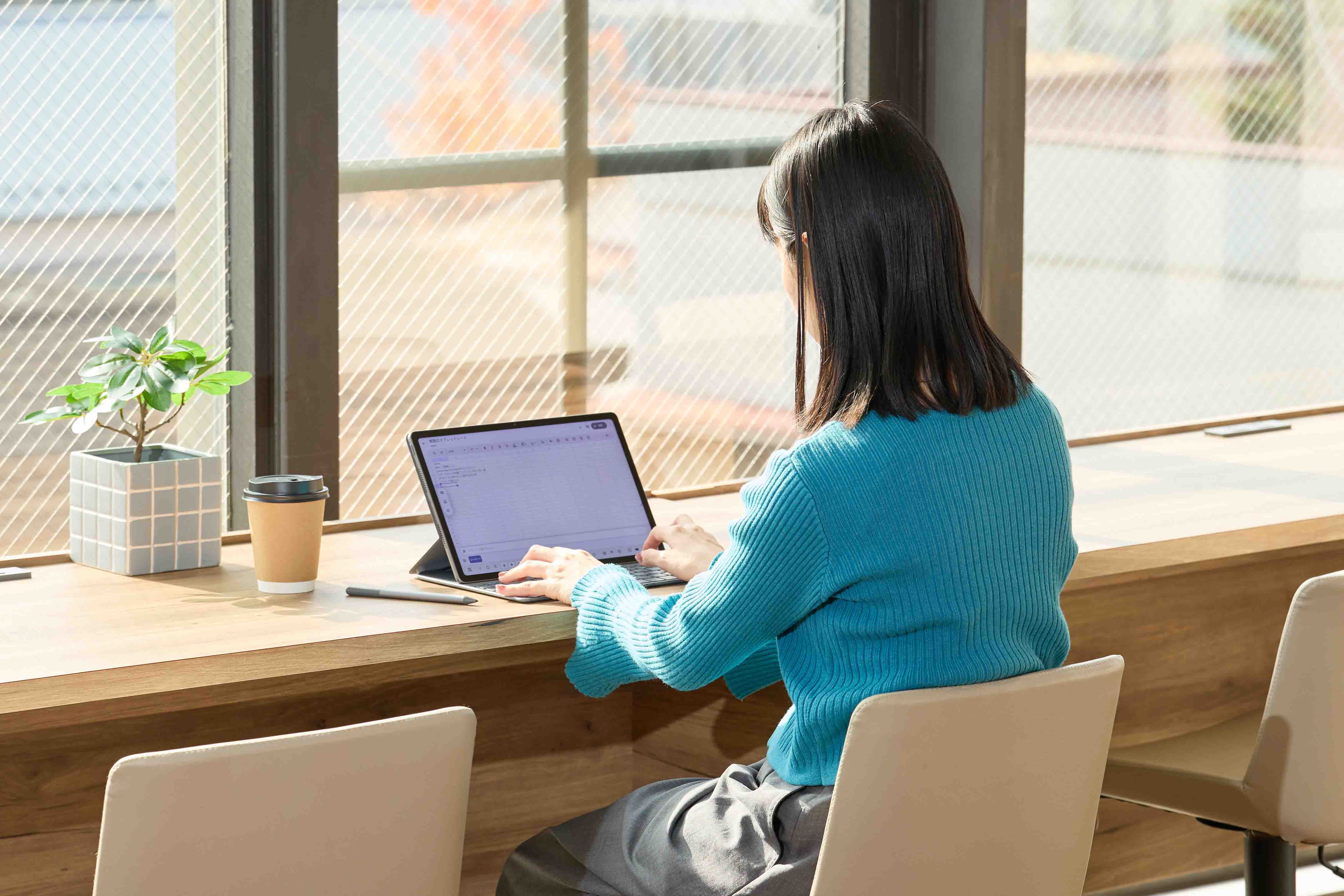 明るいところでも輝度が最大800nitsで見やすい。目が疲れにくい工夫も