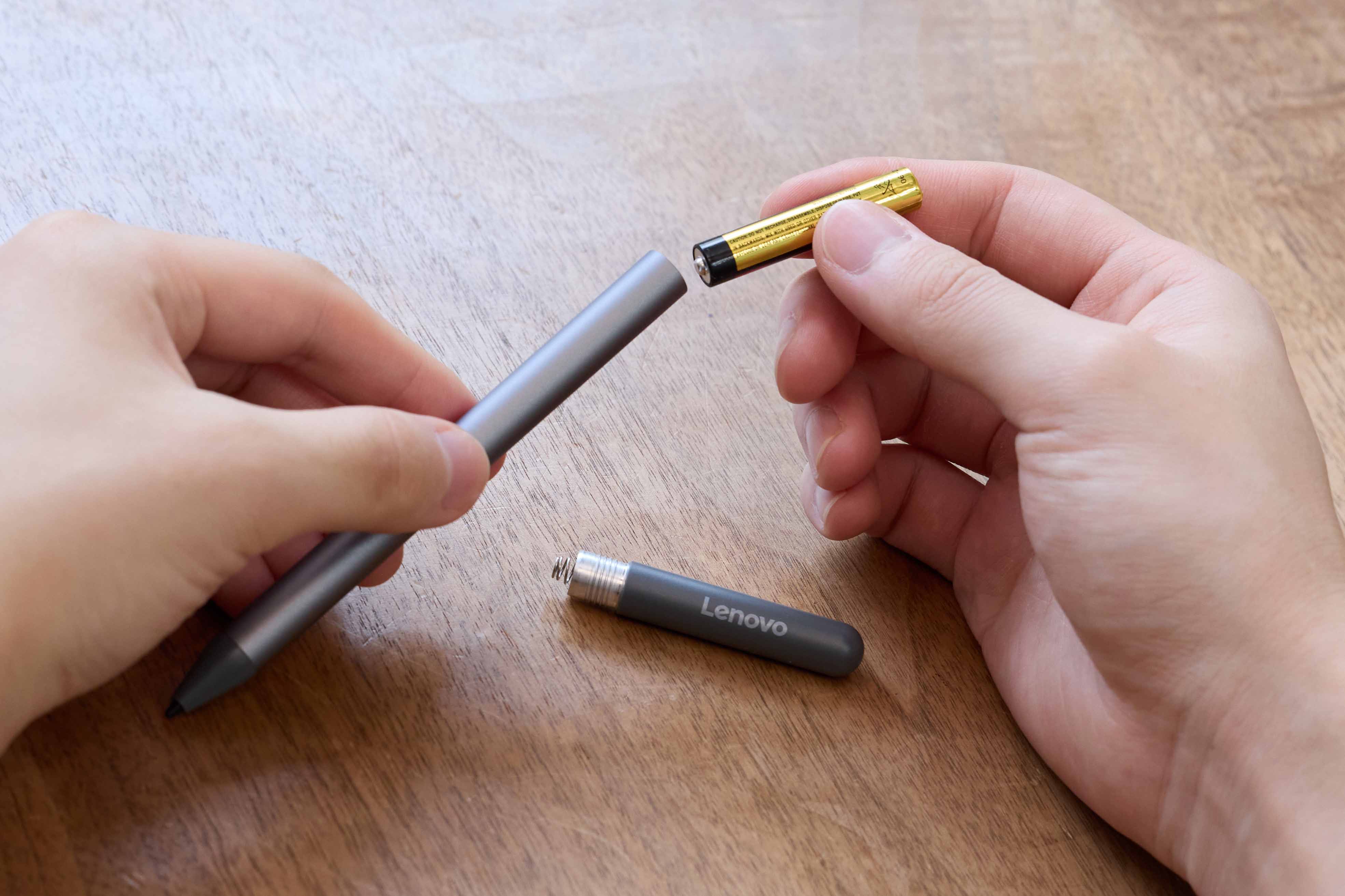 単6型乾電池で180時間以上駆動