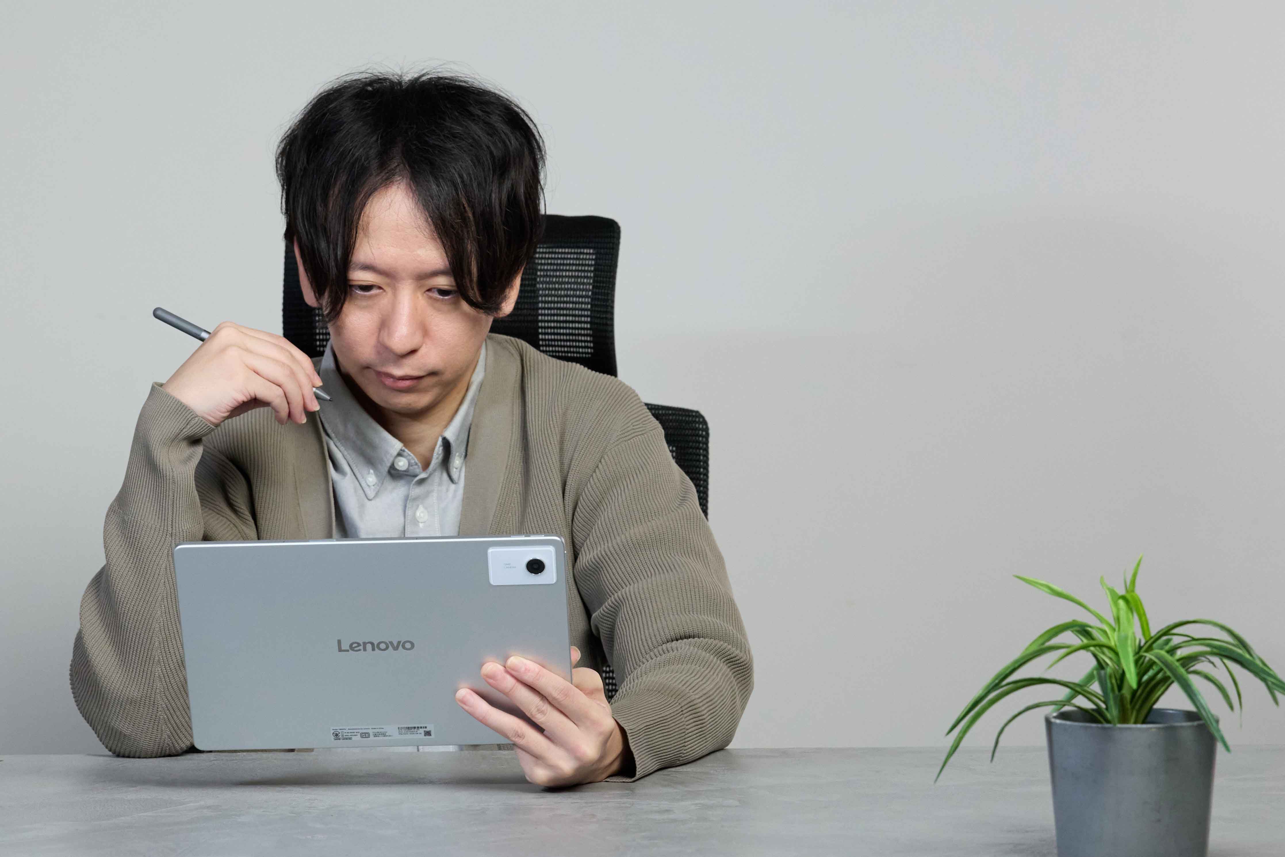 大容量バッテリーで約13時間駆動。急速充電対応で充電もスピーディー