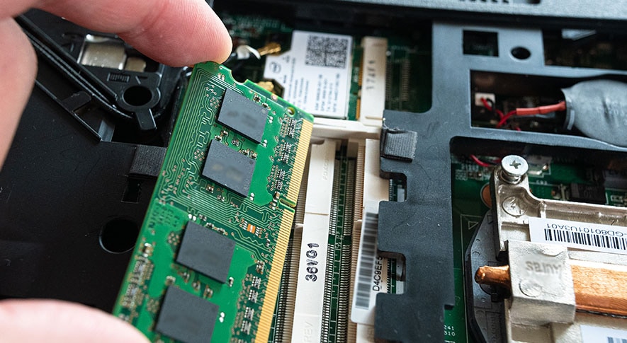 メモリーなどの増設が可能か確認する