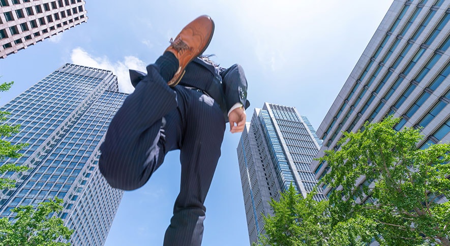 営業担当者は軽量さとバッテリー駆動時間